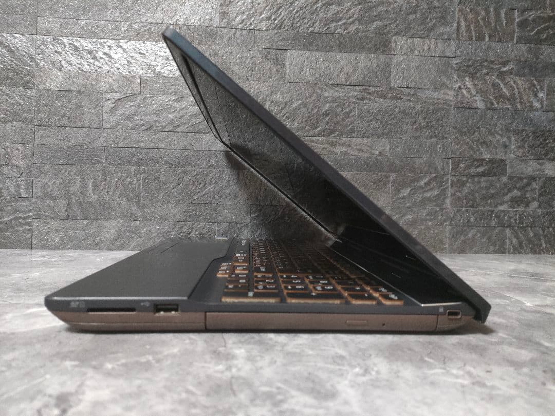 ✨美品✨FUJITSU✨corei7✨第8世代✨メモリ16GB✨新品SSD✨