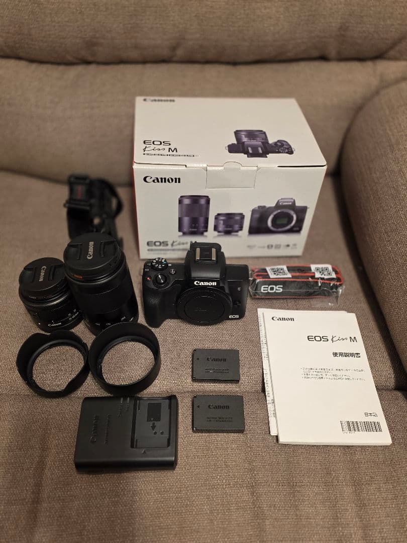 ミラーレス一眼カメラ EOS Kiss M ダブルズームキット ブラック