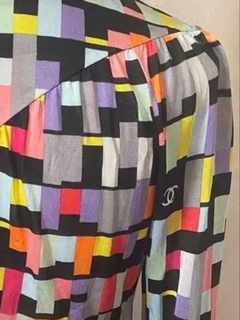 お値下げ！美品CHANEL カラフル幾何学模様シルクジップアップジャケット