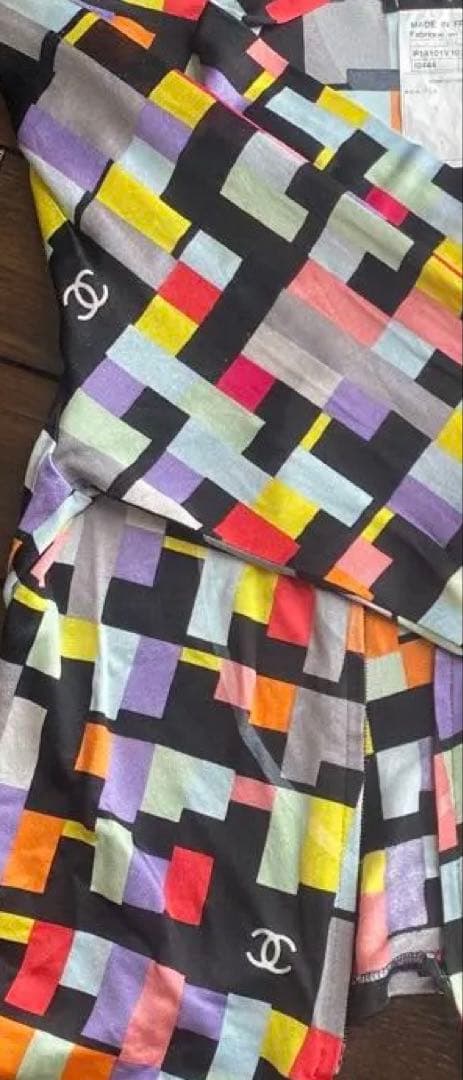 お値下げ！美品CHANEL カラフル幾何学模様シルクジップアップジャケット