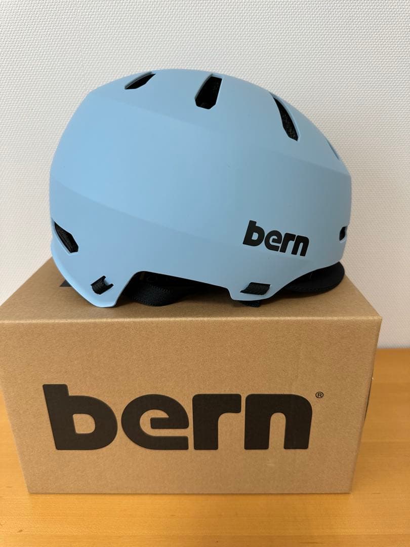 新品未使用　bern 水色ヘルメット Lサイズ