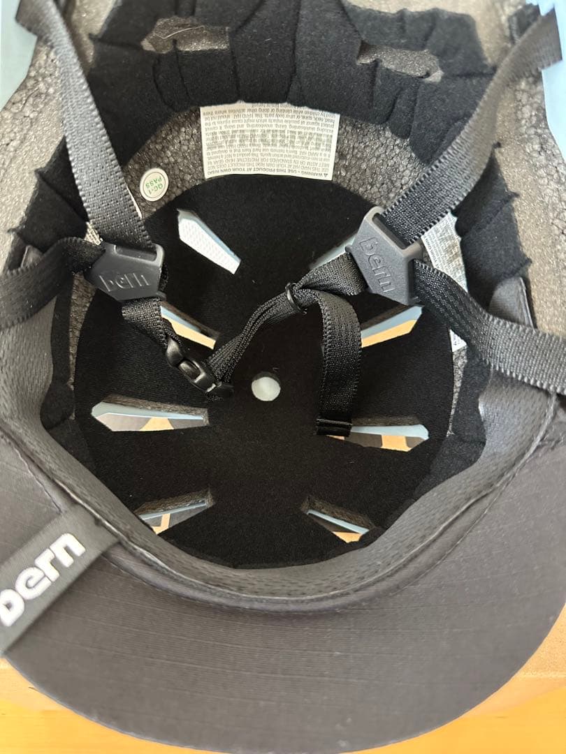 新品未使用　bern 水色ヘルメット Lサイズ