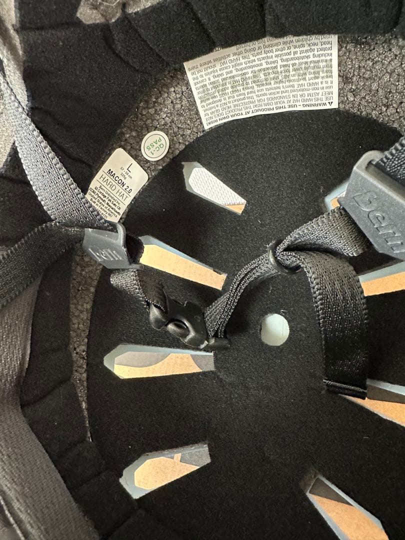 新品未使用　bern 水色ヘルメット Lサイズ