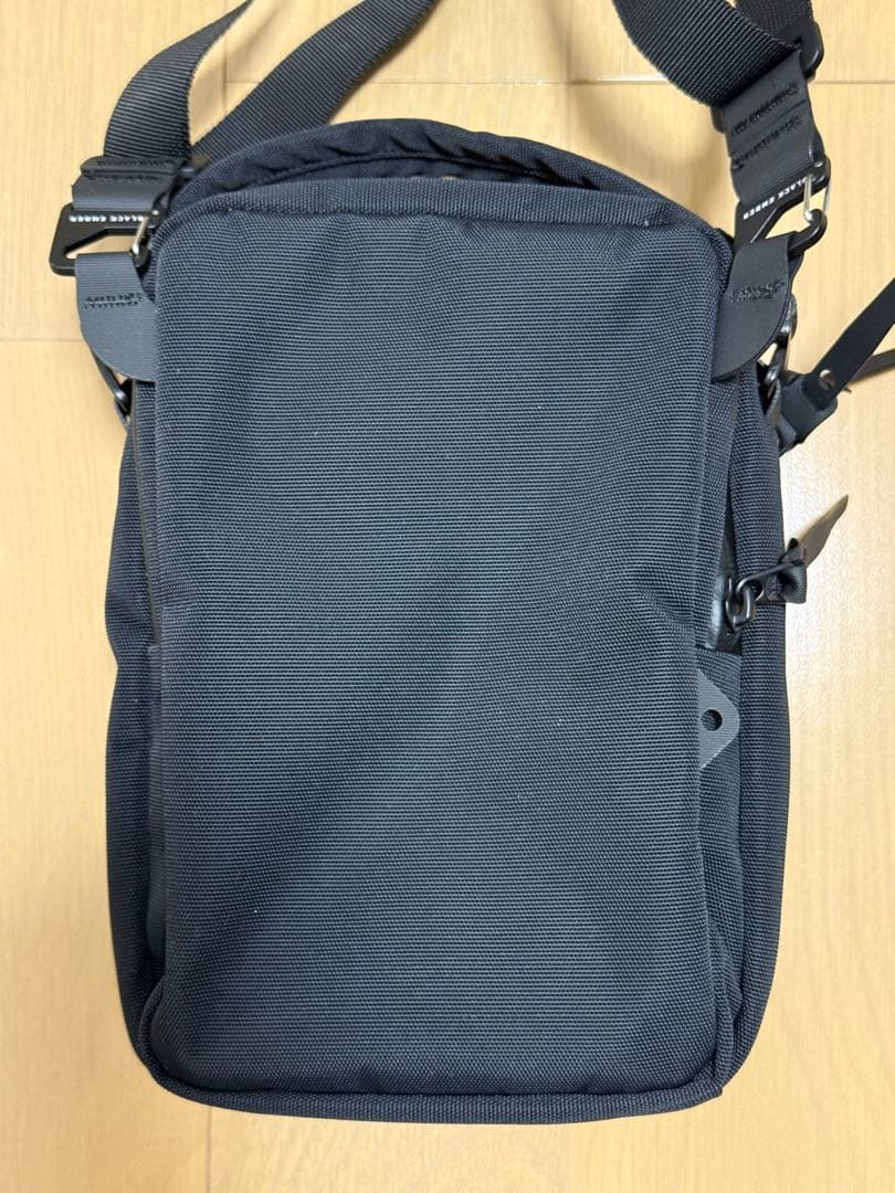 BLACK EMBER KOMPAK ショルダーバッグ