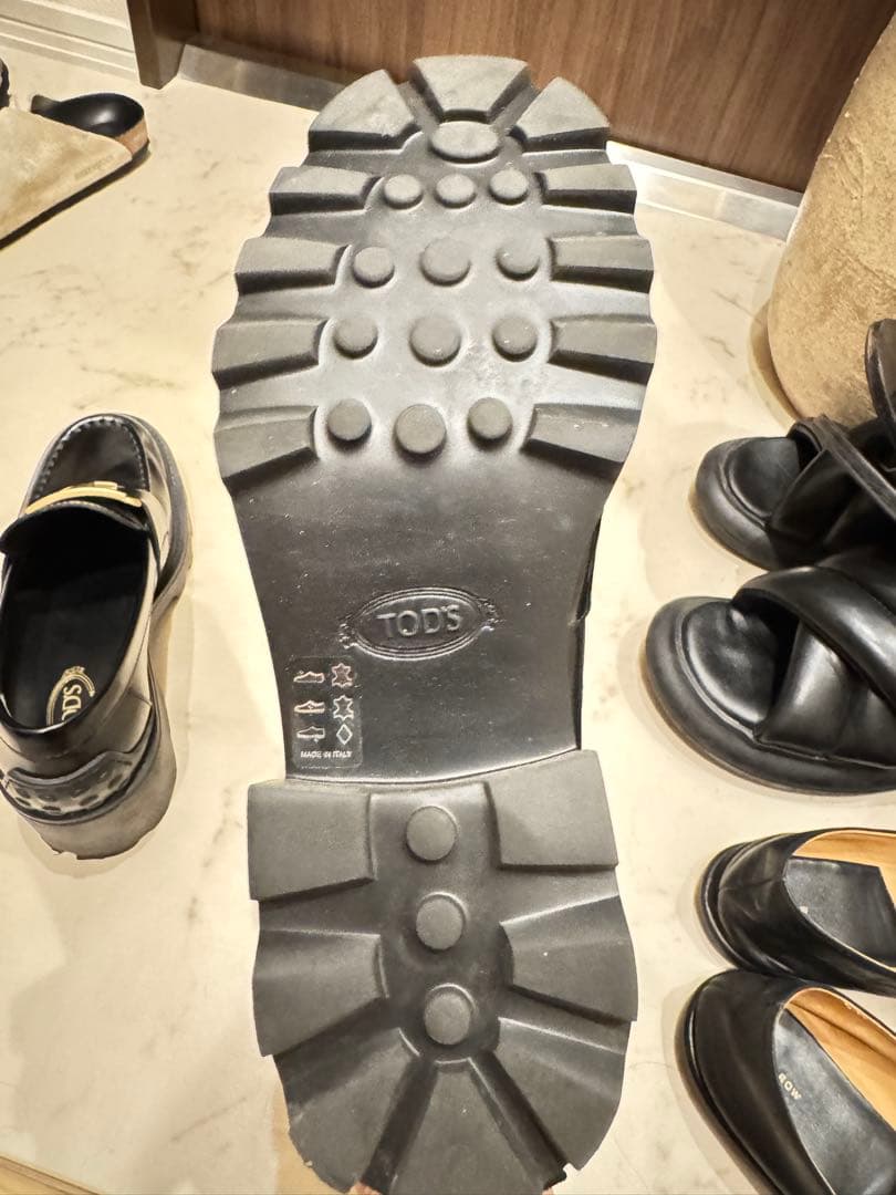 Tod's ブラックレザー プラットフォームローファー