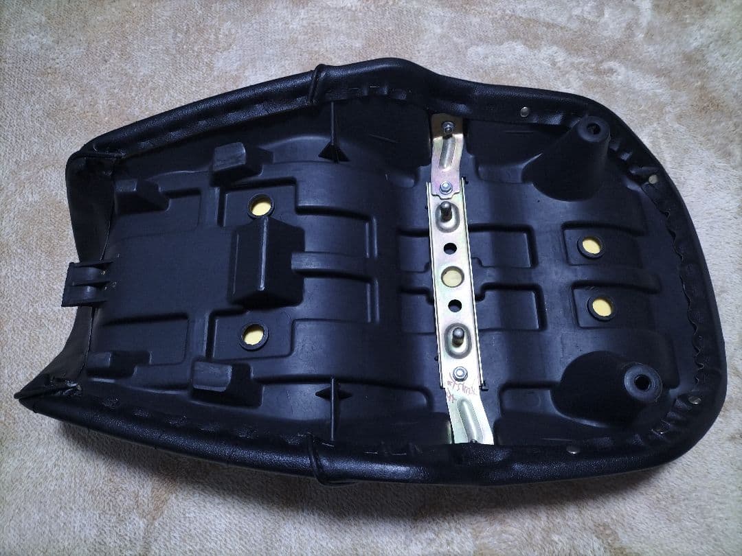 インパルス GSX400 GK79A 前期 タックロール シート 黒 皮 鋲打ち