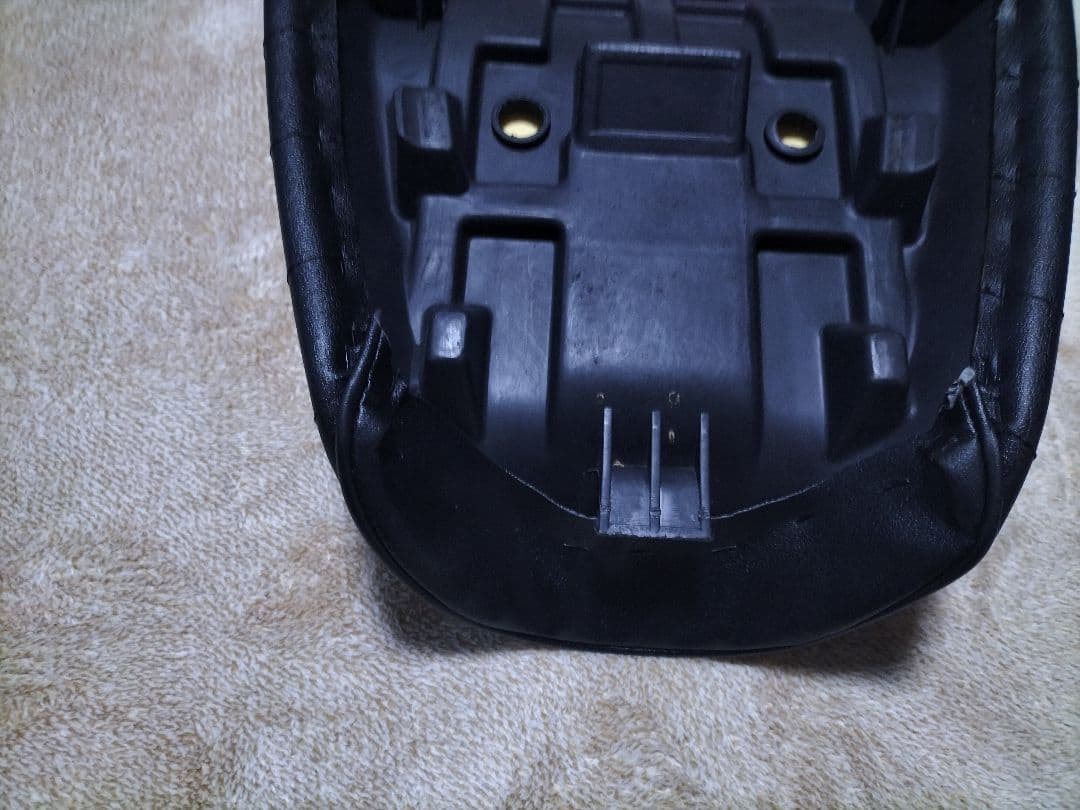 インパルス GSX400 GK79A 前期 タックロール シート 黒 皮 鋲打ち