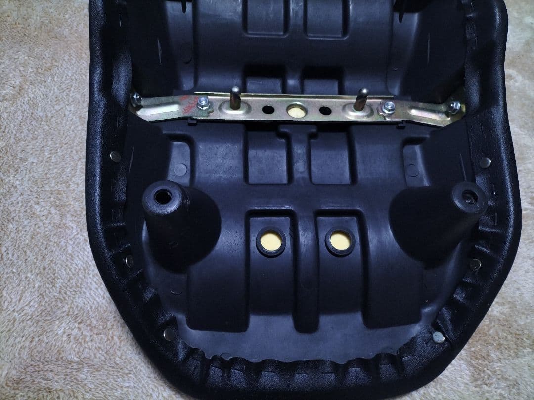 インパルス GSX400 GK79A 前期 タックロール シート 黒 皮 鋲打ち