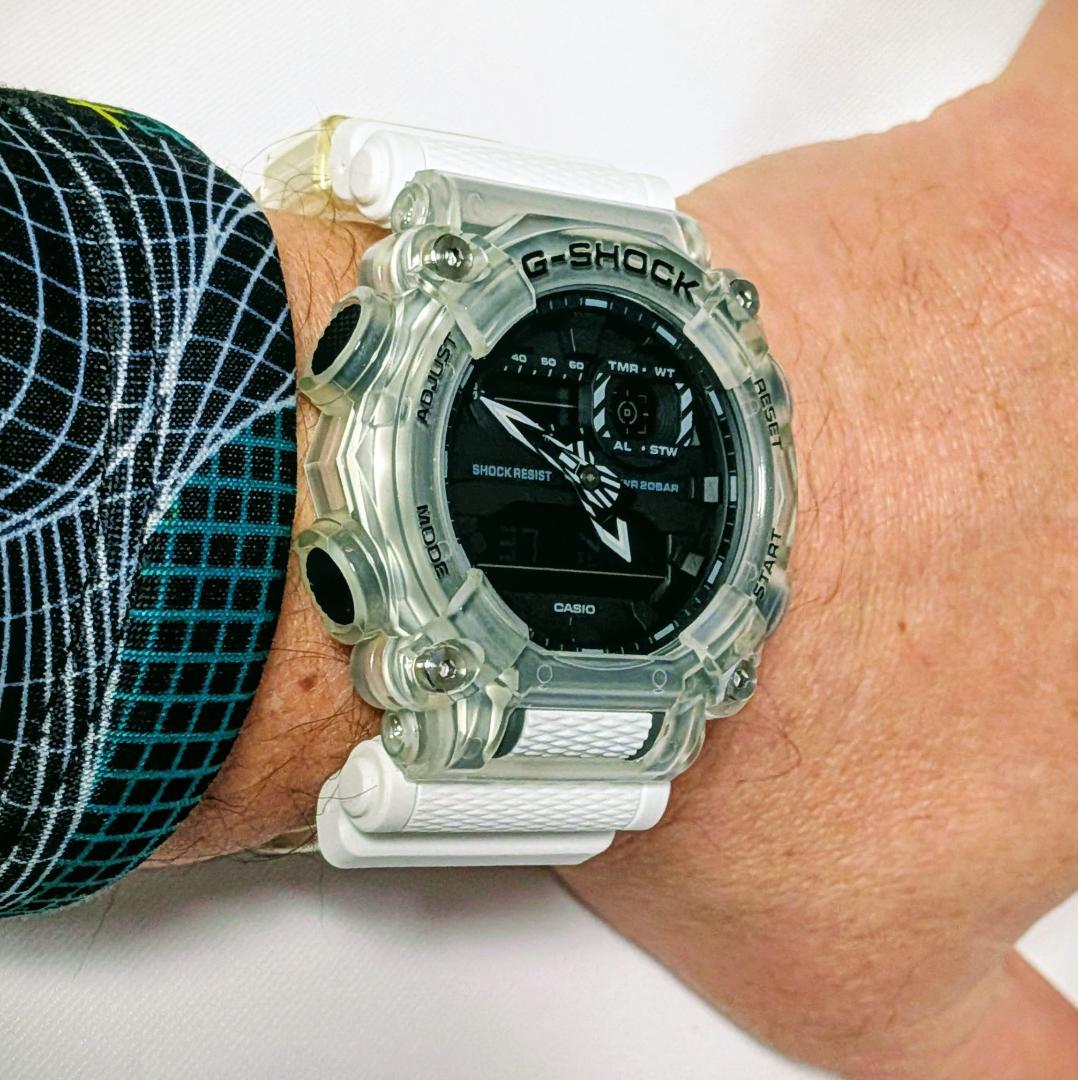 美品 CASIOカシオ腕時計G-SHOCKデジアナ スケルトン 正確性と耐衝撃性