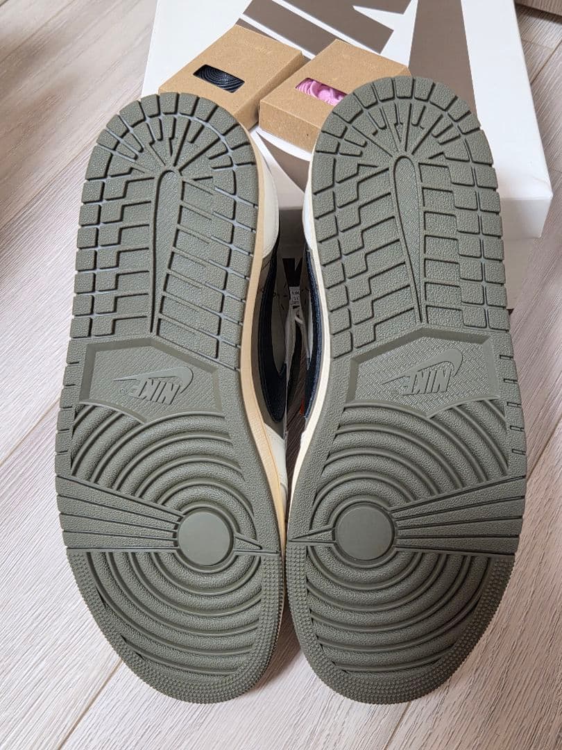 Travis Scott Air Jordan 1 Low リバースオリーブ