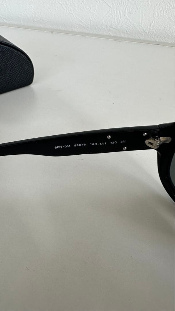 Prada ブラック サングラス