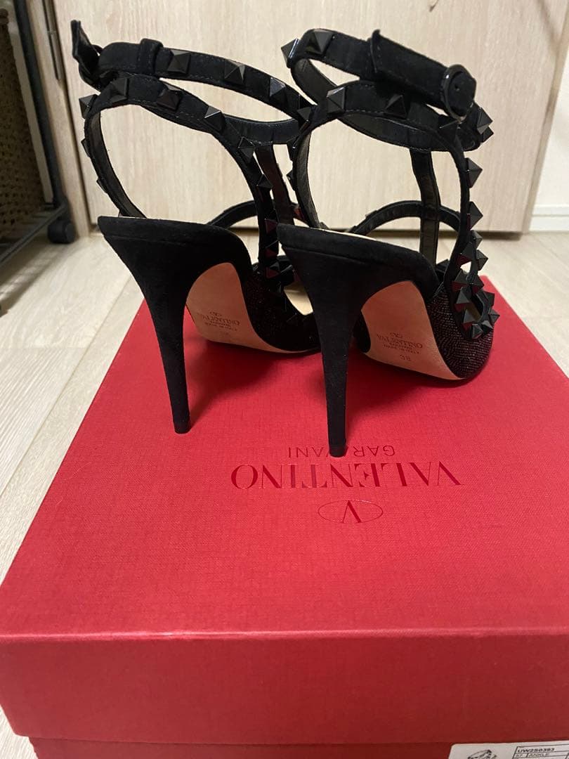 <値下げ>Valentino ハイヒール 黒 ストラップ付き