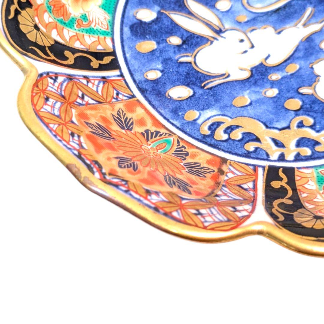 食卓に幸運を呼ぶ月の兎。金彩と波兎が美しい有田焼の小皿セット。