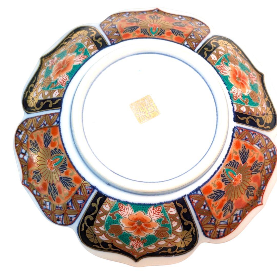 食卓に幸運を呼ぶ月の兎。金彩と波兎が美しい有田焼の小皿セット。