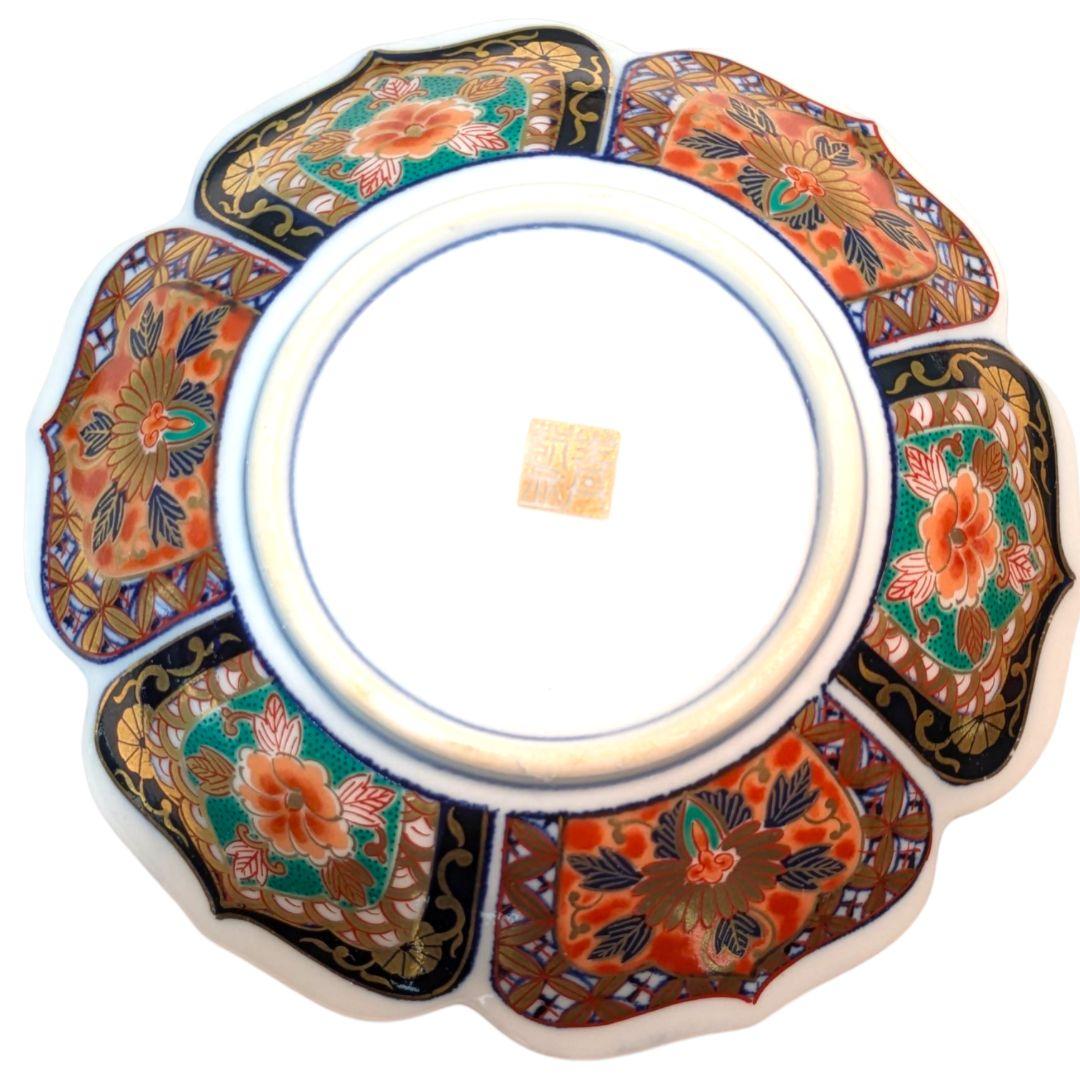 食卓に幸運を呼ぶ月の兎。金彩と波兎が美しい有田焼の小皿セット。