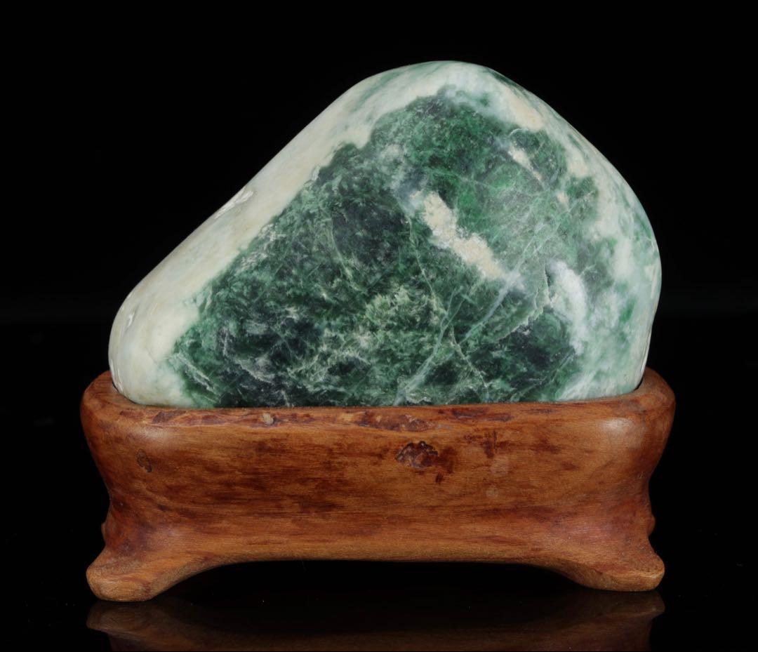 糸魚川産 天然翡翠石 共箱・台座付 美麗濃緑色 鑑賞石 原石 水石 飾石 逸品