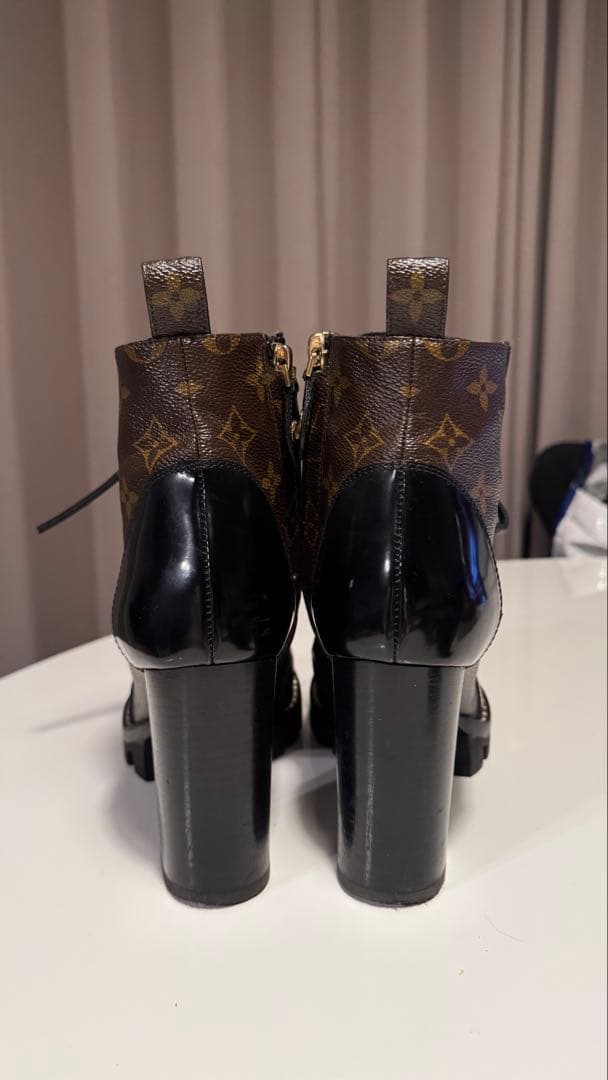 Louis Vuitton ロゴブーティ 高ヒール
