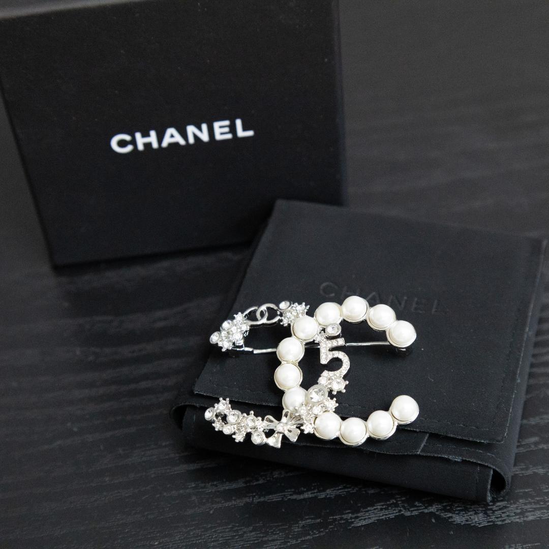 シャネル ココマーク No5 ブローチ B23P シルバーパール ラインストーン
