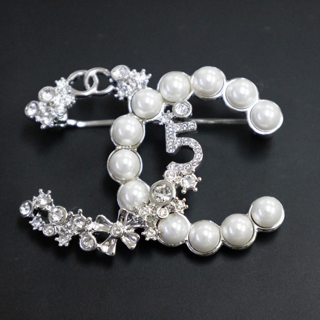シャネル ココマーク No5 ブローチ B23P シルバーパール ラインストーン