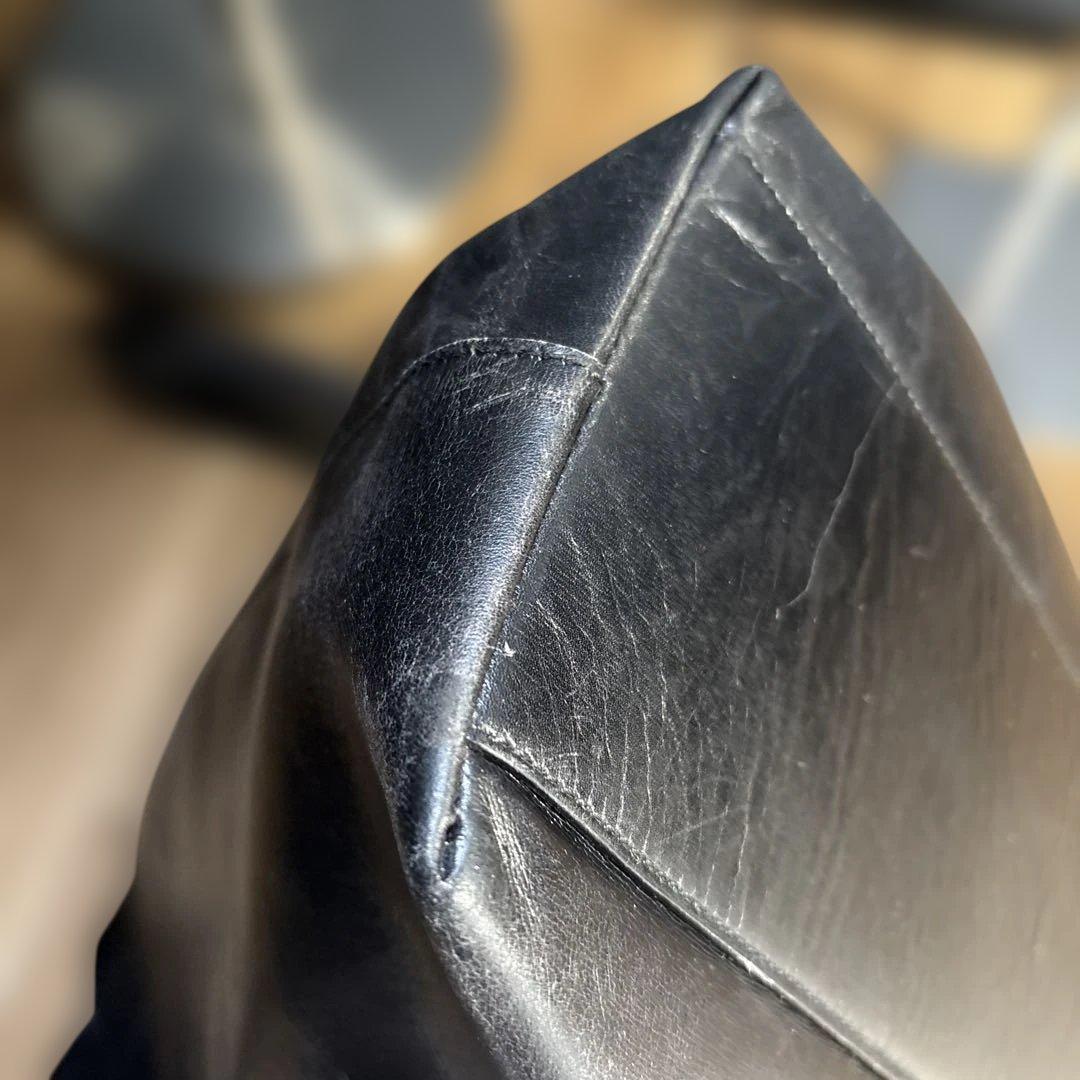 PRADAトートバッグ型抜きロゴ