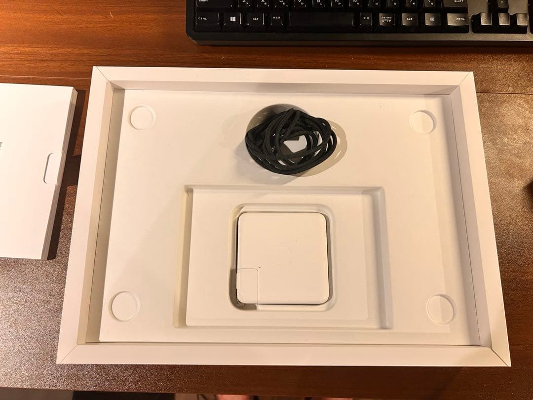 【使用少】 Macbookpro 2025 48GBメモリ/ 1TBストレージ