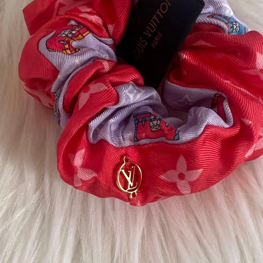 ルイヴィトン　シュシュ　ミニマル　M77692 シルク　LVチャーム　レッド