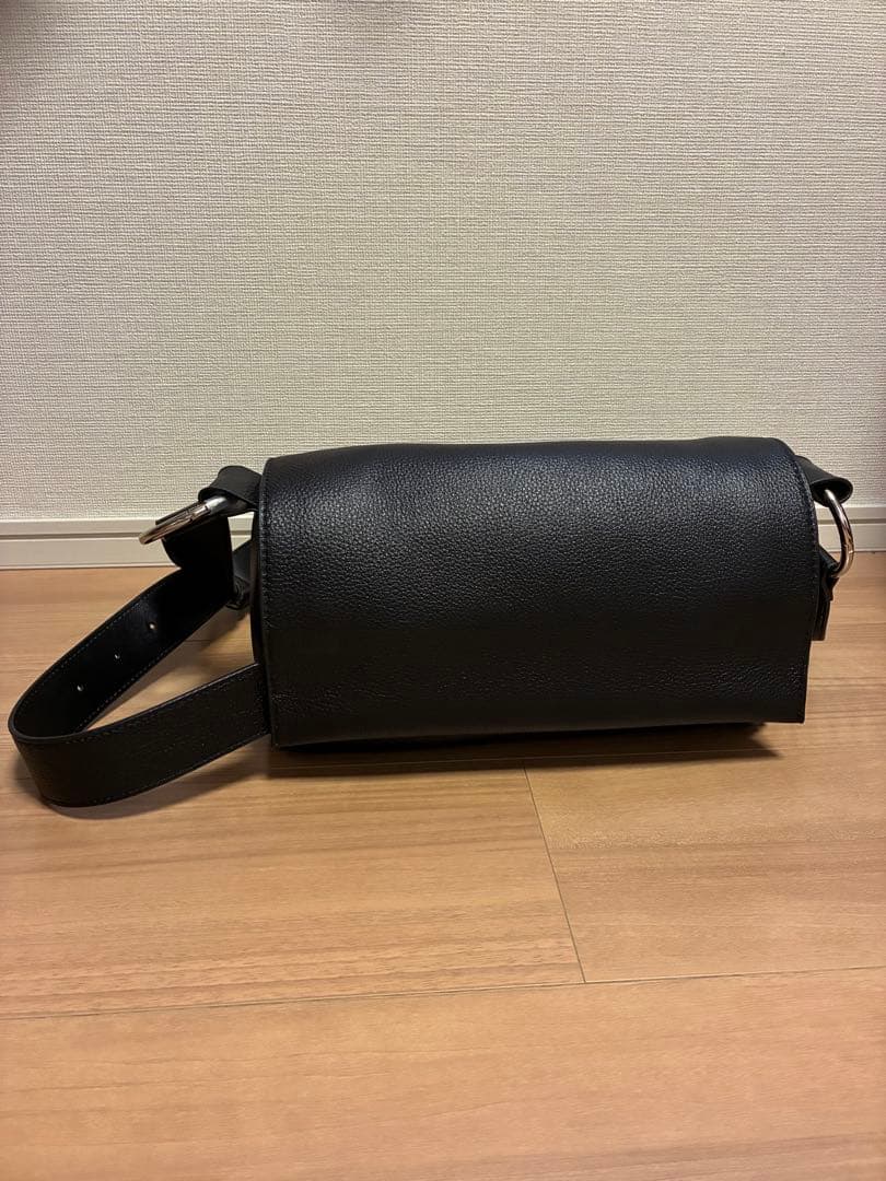 BEARDSLEY ピアズリー　レザーボディバッグ　ブラック