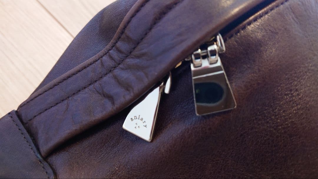 aniary アンティークレザー ボディバッグ