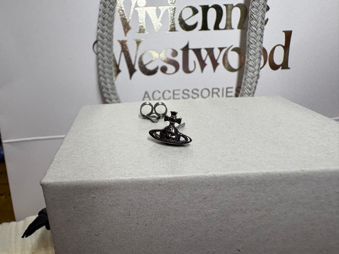 Vivienne Westwood シルバー片耳用ピアス