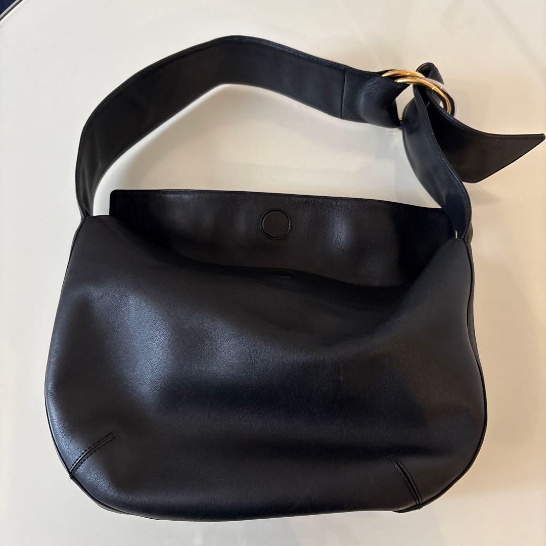 【Cartierカルティエ本物】黒のハンドバッグ ゴールドリング付き