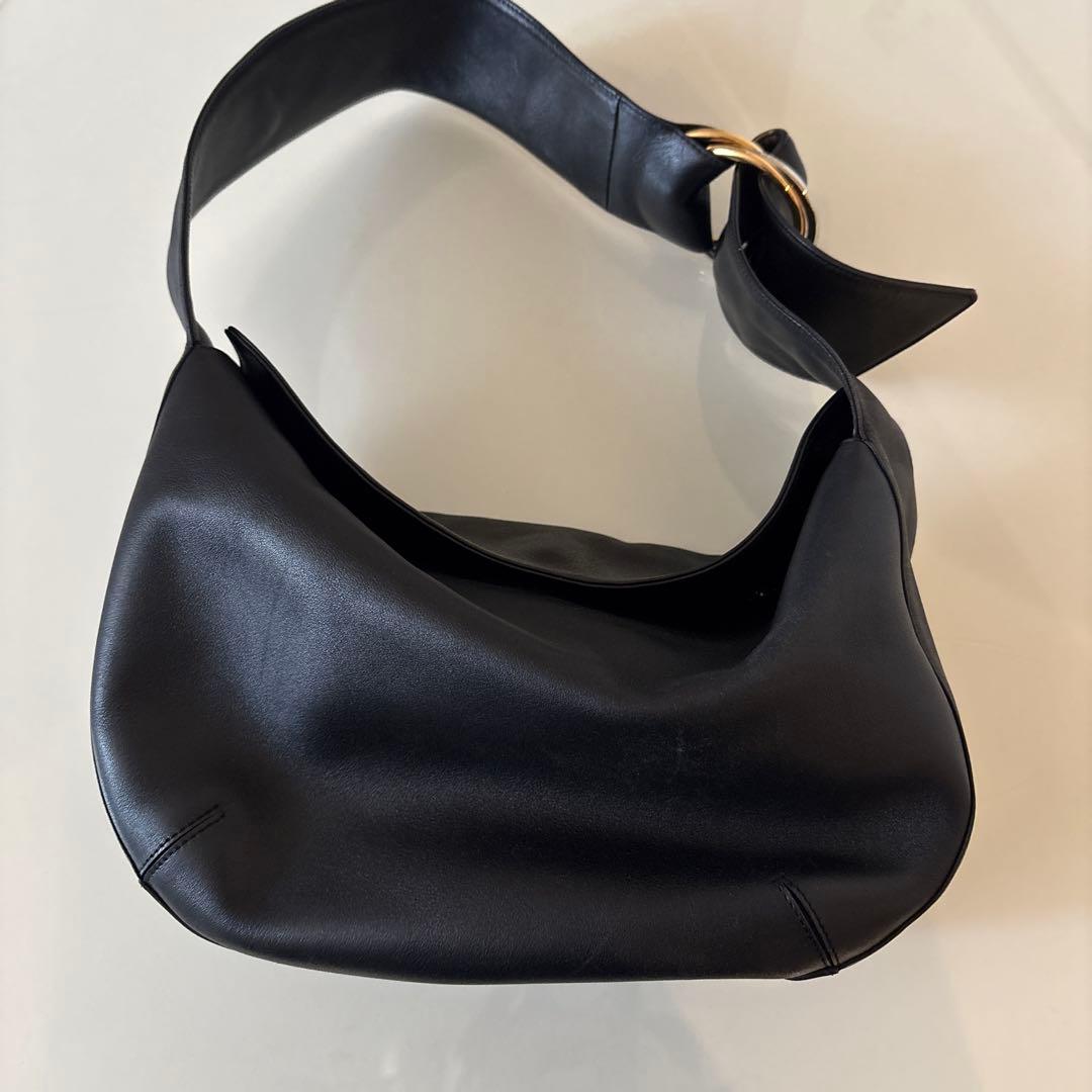 【Cartierカルティエ本物】黒のハンドバッグ ゴールドリング付き