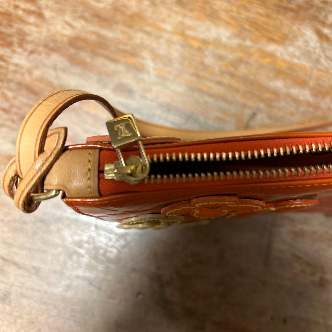 ルイヴィト　オレンジ 花柄 エンボス ポーチ