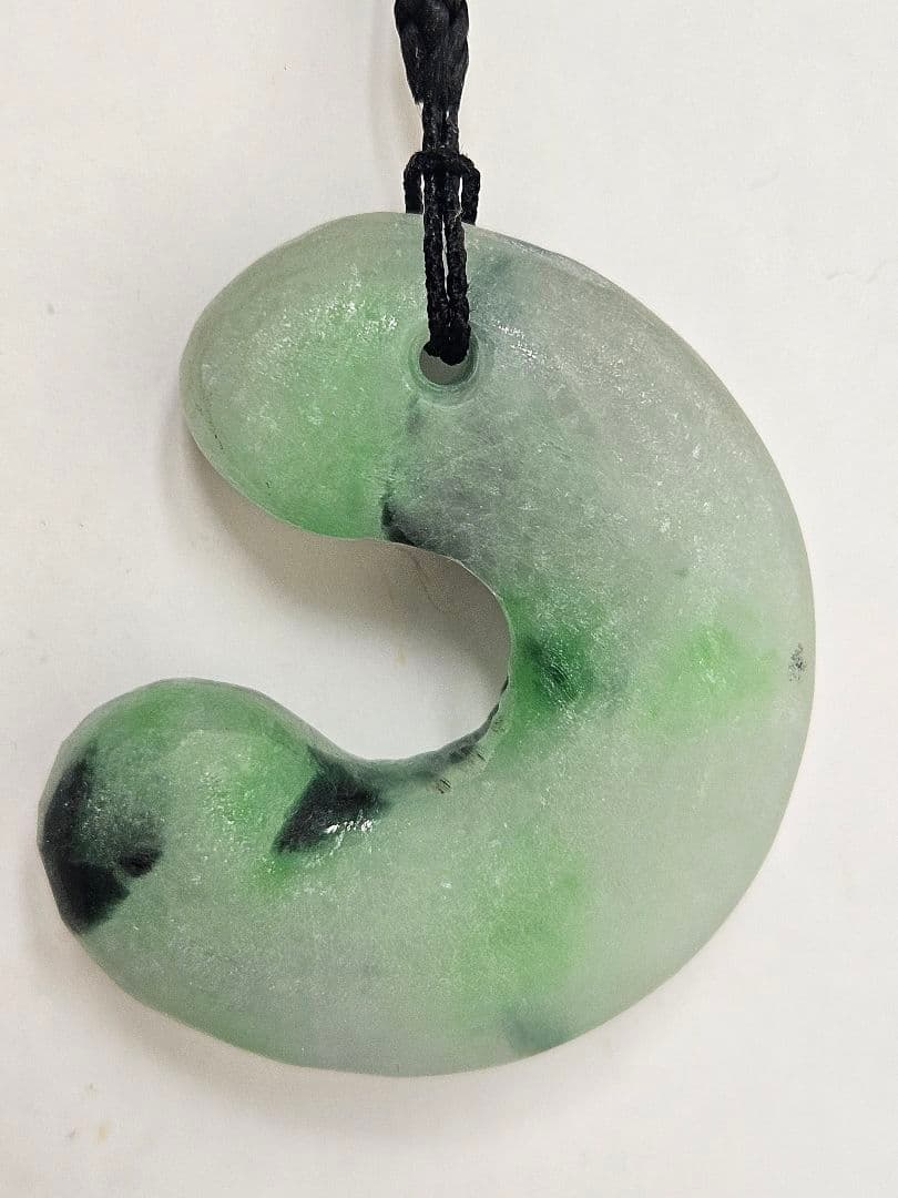 H 特大 飛龍 翡翠勾玉　　☆12,000円☆