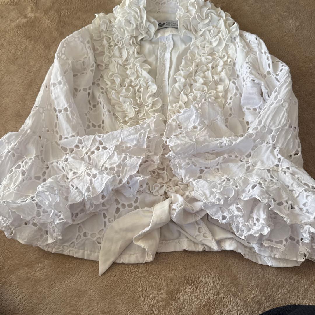 SONIA JOHNES フリル付きホワイトトップス