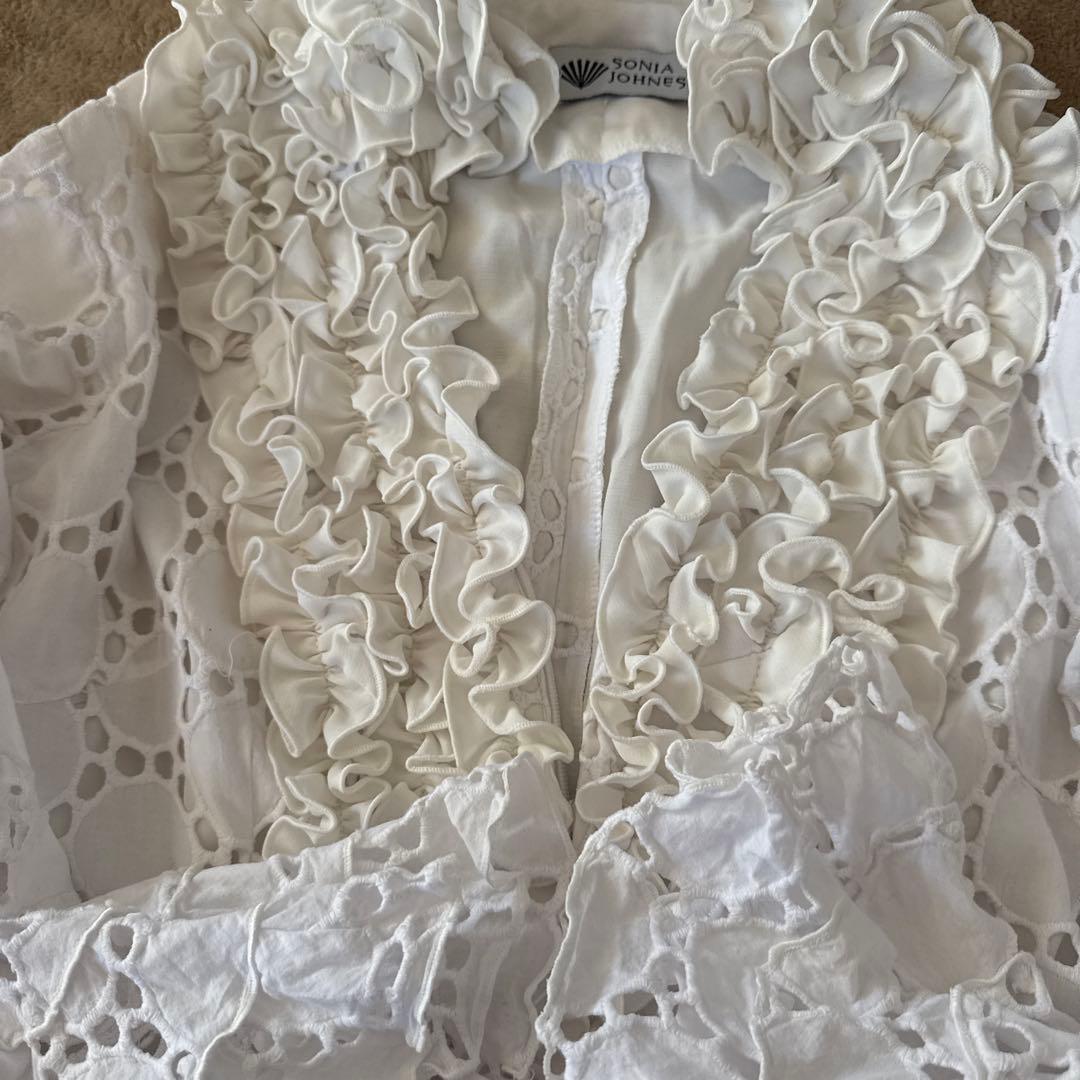 SONIA JOHNES フリル付きホワイトトップス