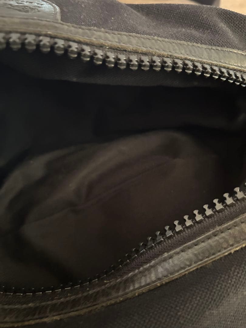 IL BISONTE ブラック ボディバッグ