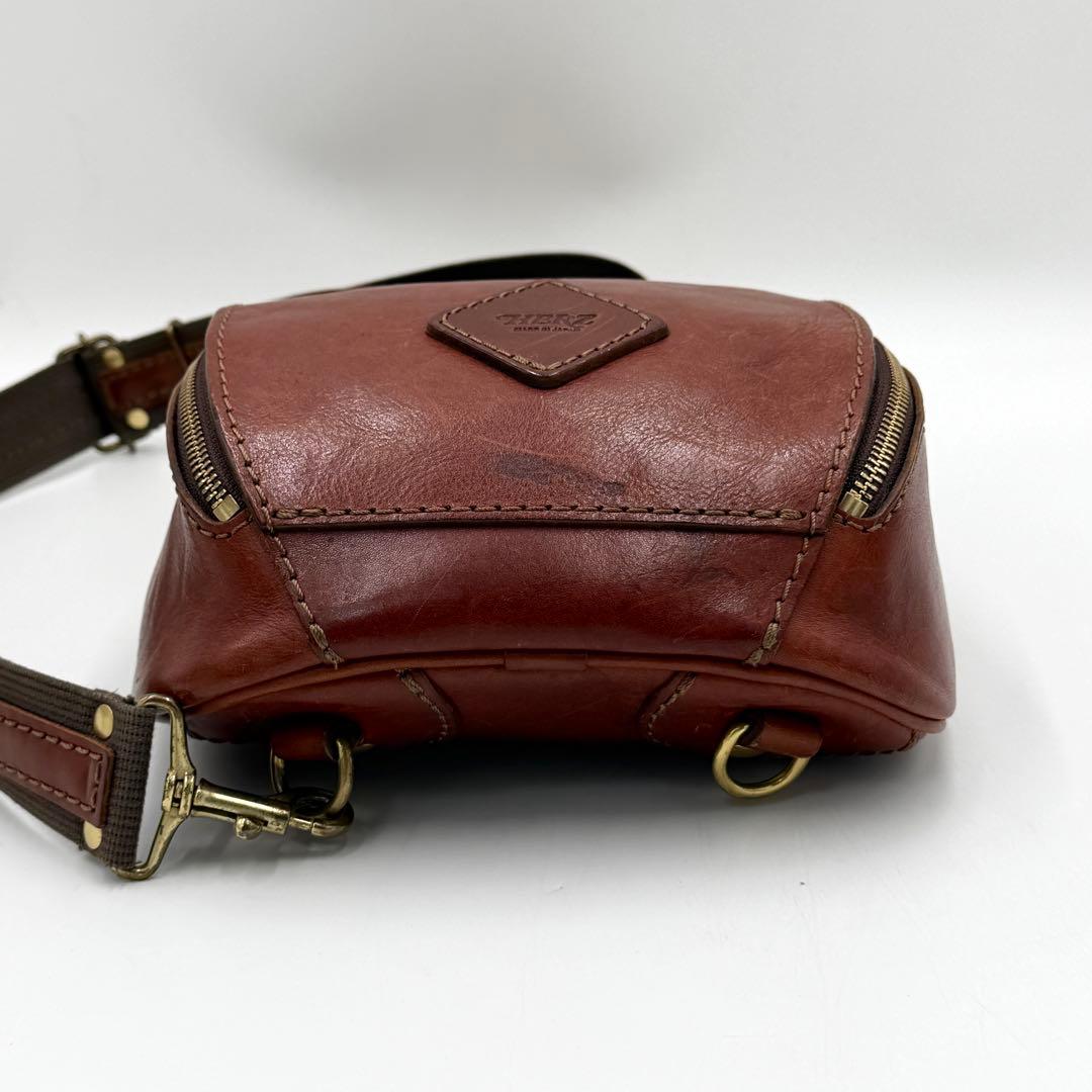 【美品】ヘルツ ボディバッグ トリプルファスナー F-3 レザー ブラウン