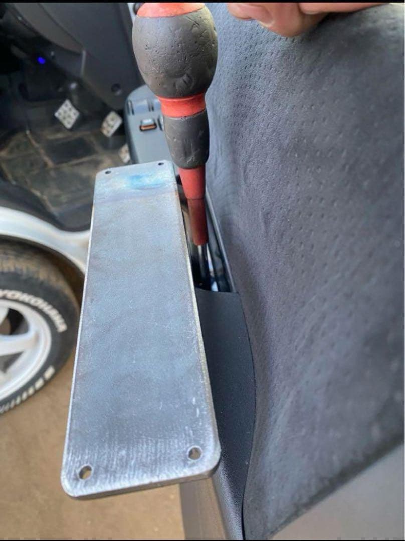 ハイエース200系　全グレード共通アームレスト　運転席側&助手席側　腕おき台