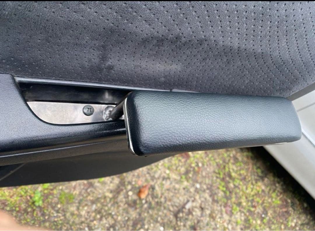 ハイエース200系　全グレード共通アームレスト　運転席側&助手席側　腕おき台