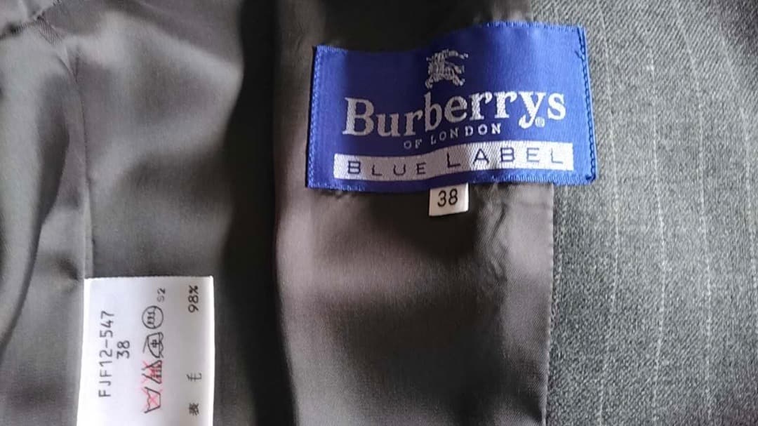 ダークグレー ストライプ ビジネススーツ 上下セット(バーバリー）