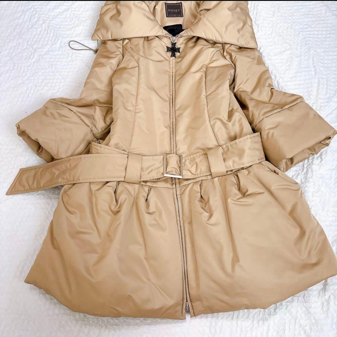 定価25万✨FOXEY 女優襟　シルクダウンコート　ベルト　ベージュ　ペプラム