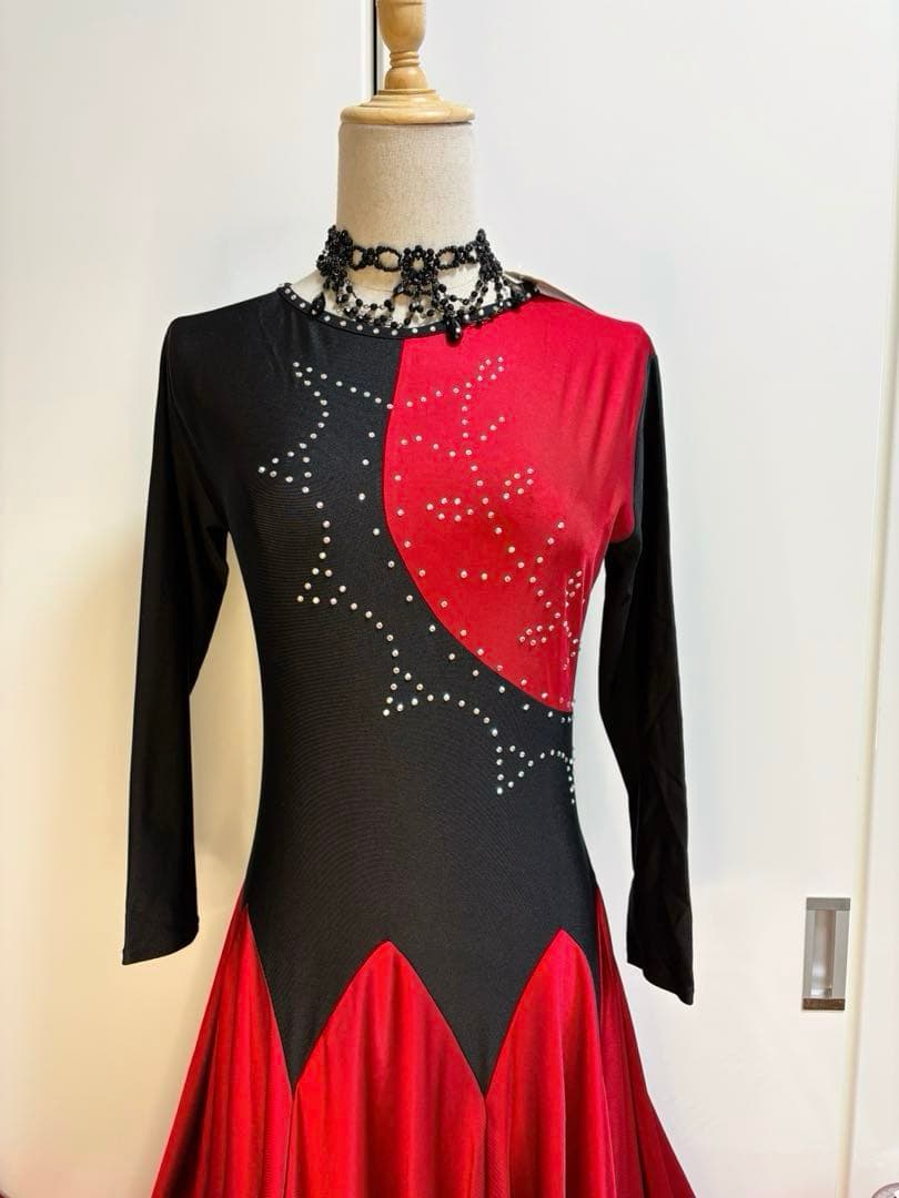 社交ダンス衣装　社交ダンスドレス　赤と黒、ビジューとフレアスカート