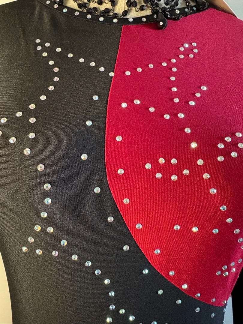 社交ダンス衣装　社交ダンスドレス　赤と黒、ビジューとフレアスカート