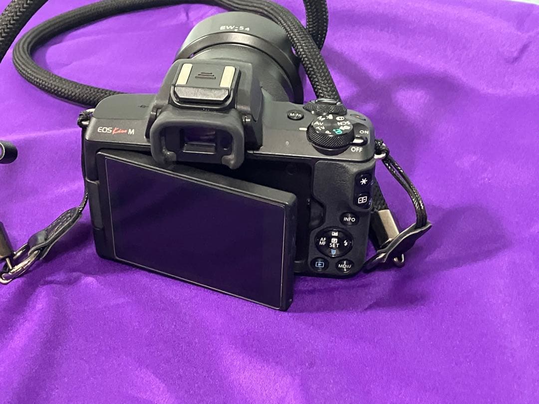 Canon EOS kiss M 18-55mm標準レンズつき