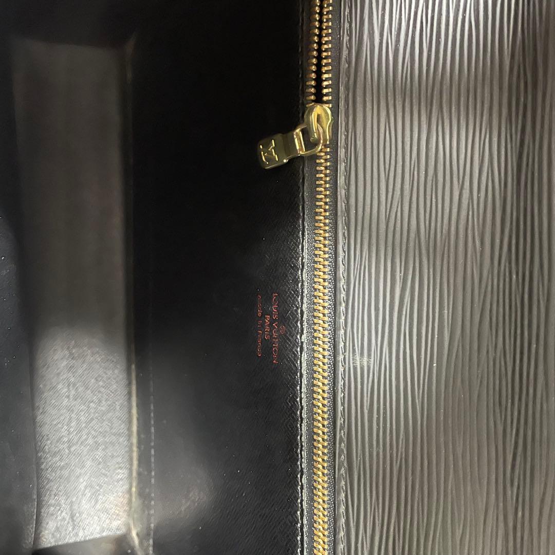 ルイヴィトン エピ モンソー28 ノワール ハンドバッグ