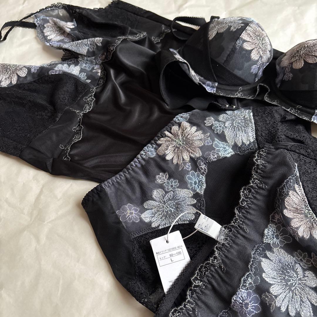 4点セットTriumph レッドレーベル　ブラ(C70)ショーツ&キャミ〜黒系