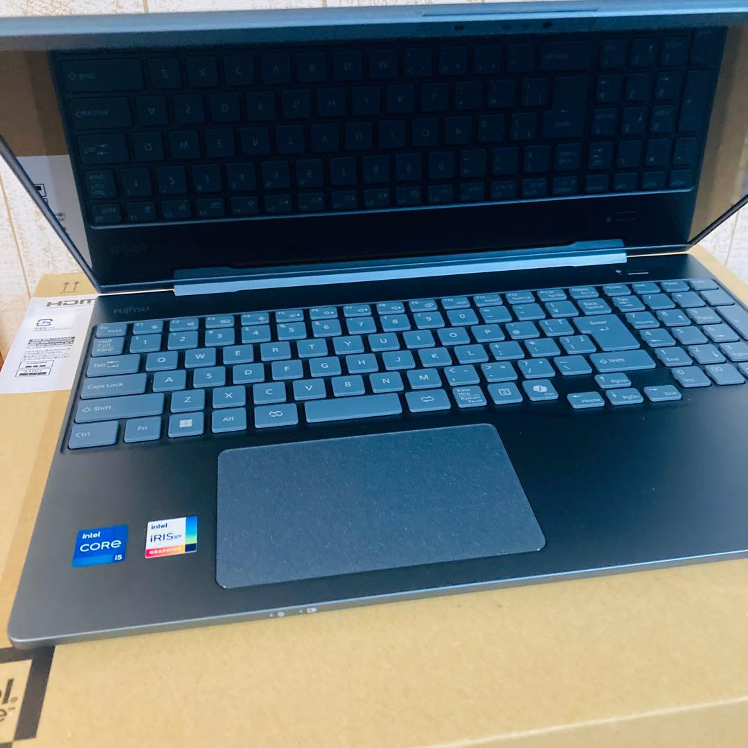 FMV 12世代 i5 1235U 16GB 500万画素カメラ 日本製 20万