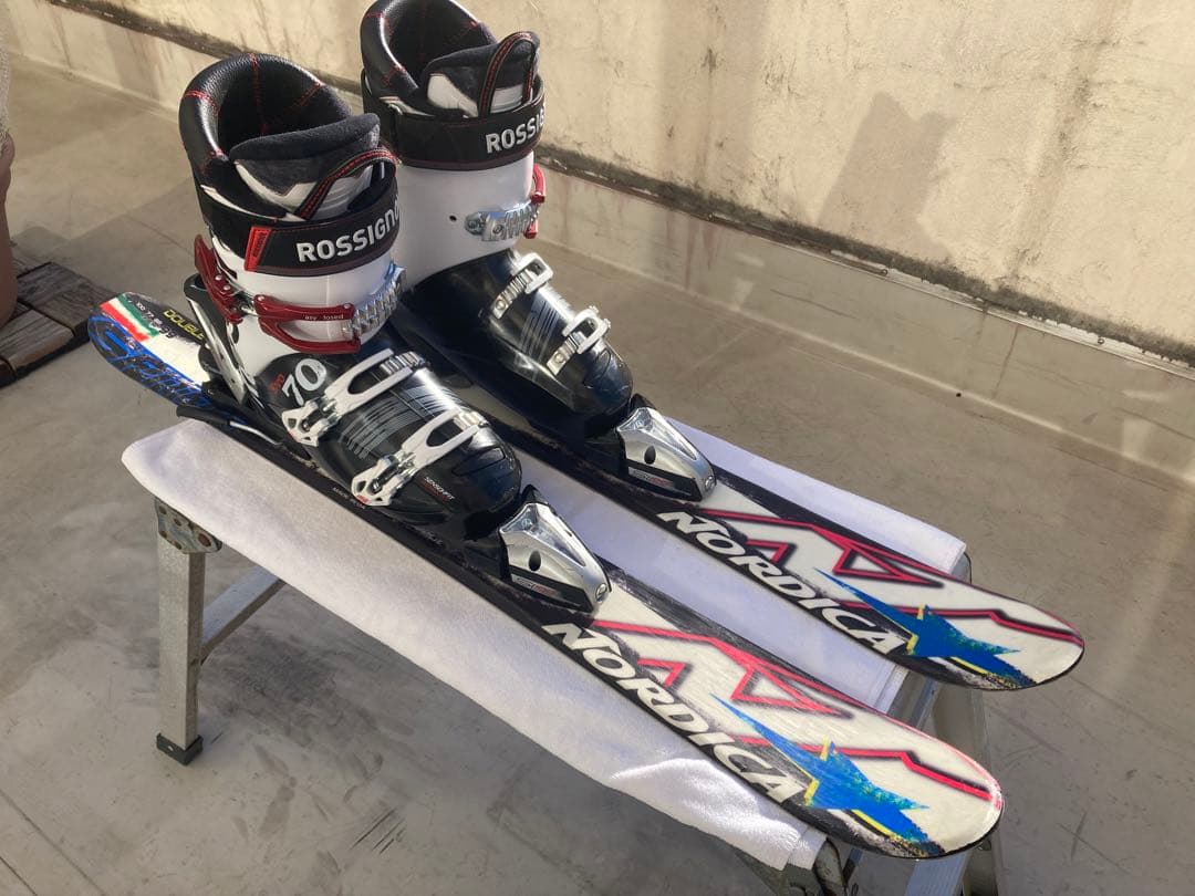 ショートスキー板と解放ビィンディングとブーツセット(ブーツ25.5cm黒赤)