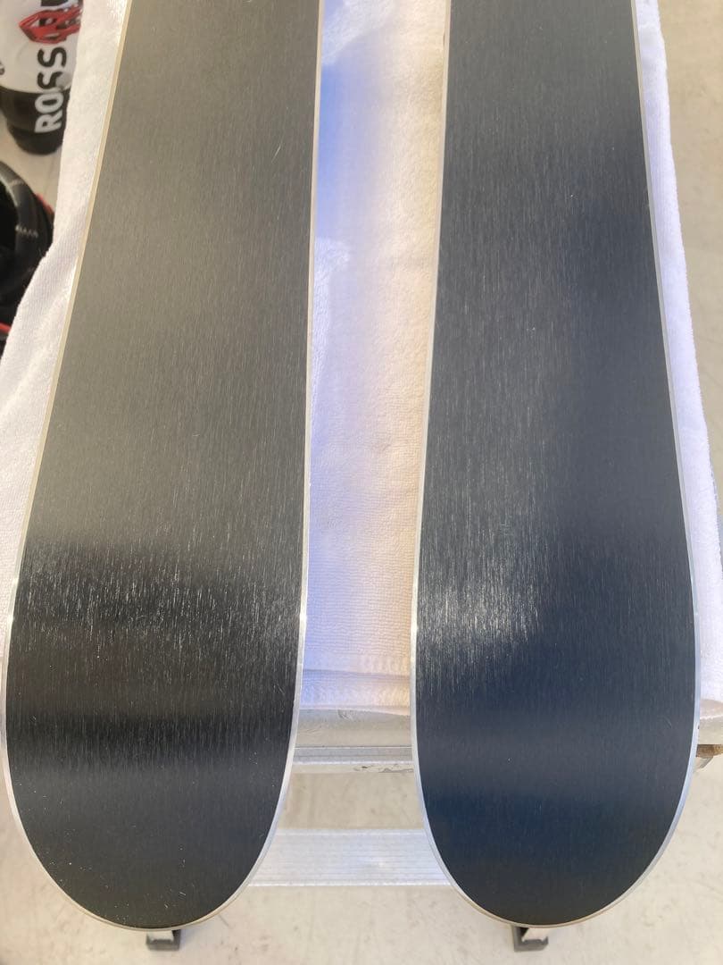 ショートスキー板と解放ビィンディングとブーツセット(ブーツ25.5cm黒赤)