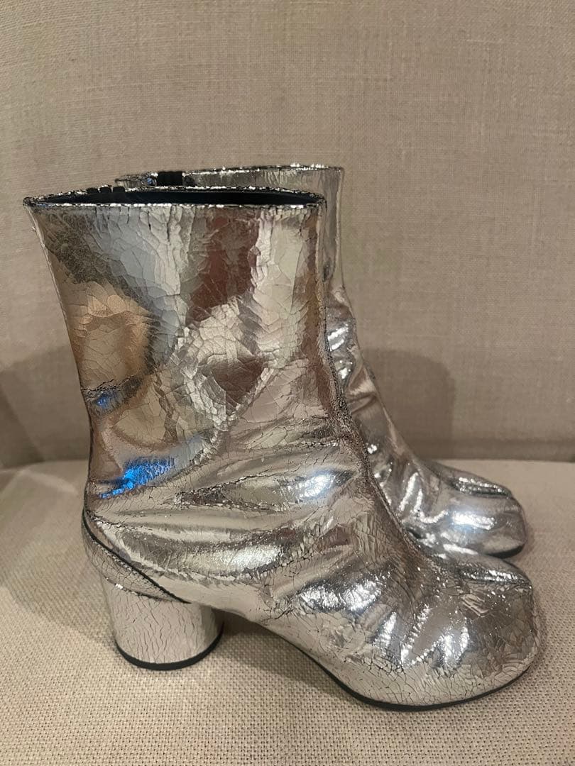 masion margiela シルバー合成皮革ブーツ 中ヒール